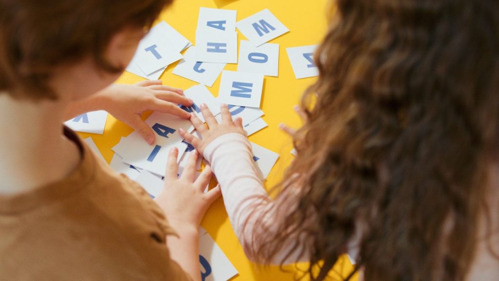 ¿Cómo influye la estimulación temprana en el desarrollo cognitivo en niños y niñas? 1 estimulación temprana