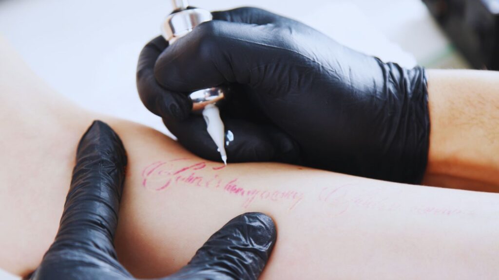 El delicado arte del tatuaje de línea fina 1 línea fina