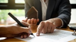 ¿Por qué buscar la asesoría de abogados en Málaga para una operación de compraventa?