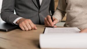 ¿Sabías que debes aplicar la due diligence en tus contratos laborales? Descubre por qué