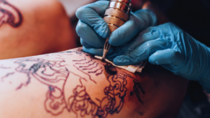 El delicado arte del tatuaje de línea fina